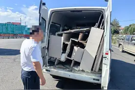 面包车拆座拉货被查 司机：我就是给自己家拉点桌子图片