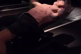 49岁贝克汉姆晒健身举杠铃片段，儿子罗密欧打趣：就举这样？图片