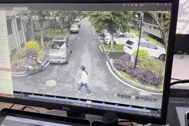 妈妈接娃放学，突然拽着孩子就跑!网友：上了生动一课!图片