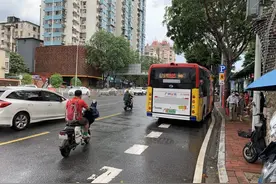 一线现场｜公交车靠站难？广州部分公交站采用非机动车道后绕设置图片