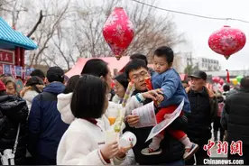 （新春见闻）苏州：游客在桃花坞欢度新春图片