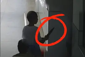 惊险！两学生徒手挖出炮弹，送进校长办公室图片