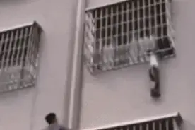事发广东！小孩“卡脖”悬空，他用自己的头顶住了......图片