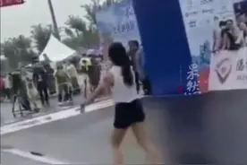 幸好有他们！不然后果不堪设想！马拉松终点线前 选手突发状况，安保人员全力冲上前及时扶住。图片