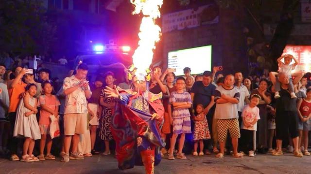 巫溪烤鱼文化节启幕 非遗巡游点亮古城“夜经济”