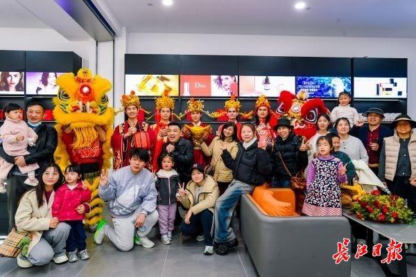 俄罗斯帅哥在甘露山文创城当“NPC”体验中国年