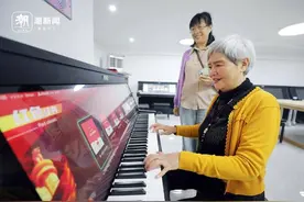 智慧钢琴进社区 AI教学让居民家门口享受音乐的快乐图片