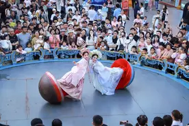 19岁双胞胎姐妹“不倒翁”表演绽放青春图片