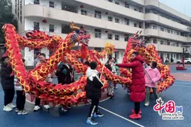 龙行龘龘，狮鼓闹春 成都龙泉驿洛带小学参加区中小学综合运动会图片