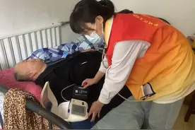 家庭医生入户，为行动不便人群送上“零距离”健康关怀图片