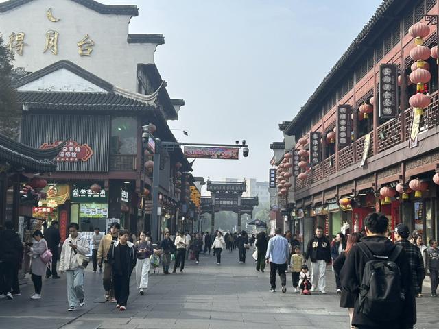 “苏超”以来南京迎客1.5亿人次，“足”够圈粉，文旅赋能城市发展