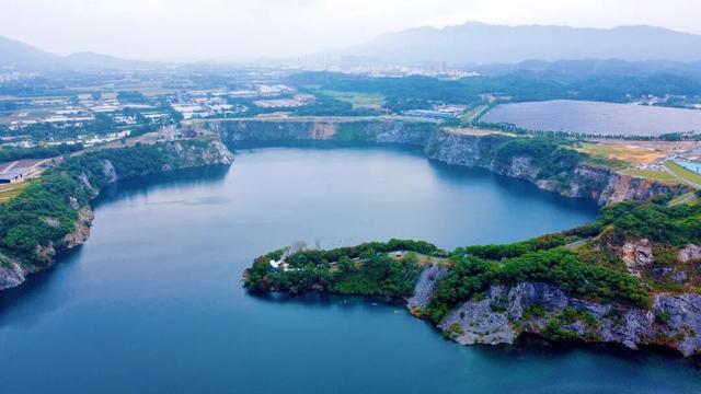 火上央媒！三水废弃矿坑变“蓝眼泪”矿山湖，成湾区潮玩热土