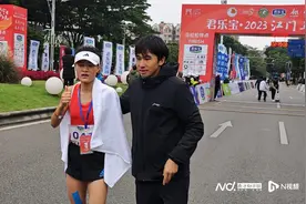 2:38:45！江门全程马拉松女子首名冲线图片