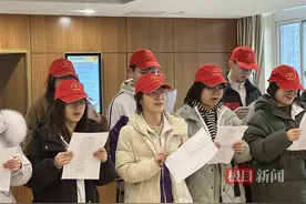 清扫福利院，献唱爱国情，高中生用爱传递雷锋精神图片