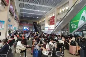 “双节”期间，荆州城区三大汽车客运站客流量增长80%图片