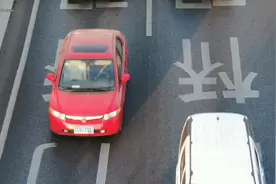 【视频】无人机空中“助力”，南京交警启动内环快速路 “慢驶”专项整治图片