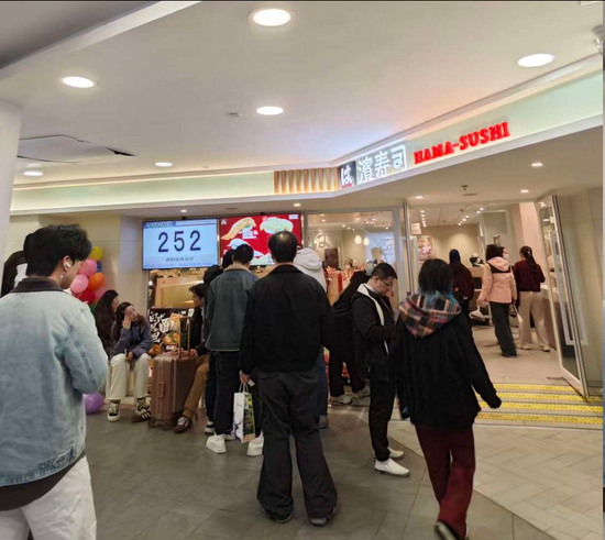 日本知名巨头退出中国内地市场，寿司平价品牌狂奔	，有门店日排队3000桌