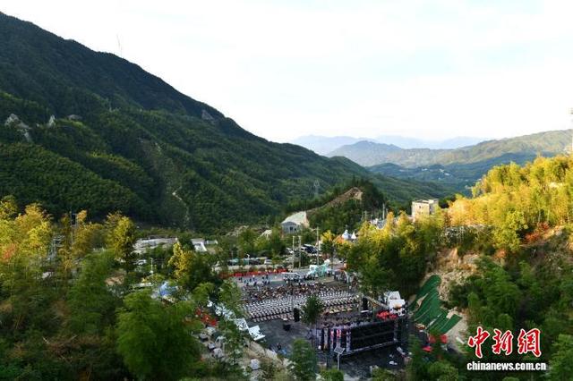 鄂湘赣游客露营黄龙山 共赴浪漫星空之约