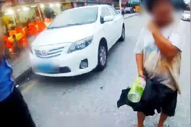 虽然失忆但没有忘了爱！女子深夜给丈夫送伞迷失街头图片