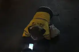 外卖骑手凌晨送餐撞路面无反光条立柱致右脚骨折，目击者：他脚里像没骨头一样图片