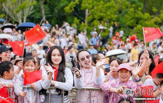 武汉花车巡游迎国庆
