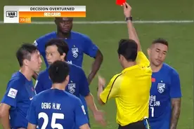 三镇少打一人！谢鹏飞亮鞋底铲到对手脚踝，被裁判直红罚下！图片