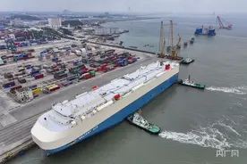 福建江阴港区：“中国智造”整装汽车“扬帆出海”图片