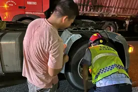 运输亚运物资货车高速上抛锚，施救队快速更换故障牵引车头视频封面