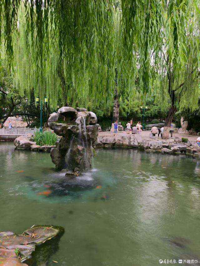 济南月牙泉再现月牙飞瀑