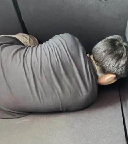律师解读男孩被亲爸塞后备箱出行
