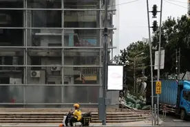 广州文和友开拆？3月6日现场有施工队正拆除原建筑建材运走图片