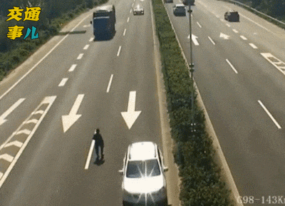 一新能源汽车高速上电量耗尽，2人下车推行20米被撞身亡，事发地距服务区约500米