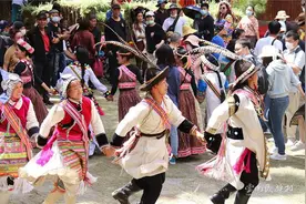 打跳、选秀、美食街……云南民族村“阔时节”迎国庆图片