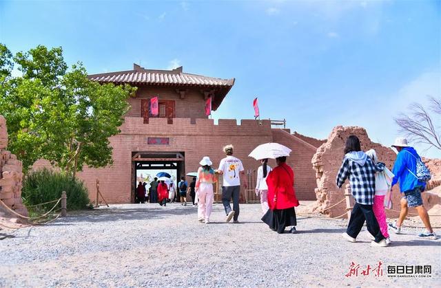 敦煌：大漠深处人气旺 阳关古韵漾新风