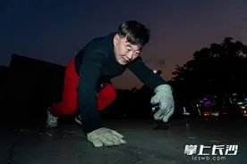 长沙一老人连续22年坚持每天“爬行”，磨坏的手套数不清图片
