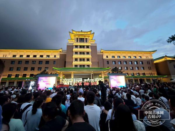 一键切换！新民大街“越夜越美丽”