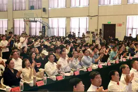 山东职业学院举办“五月的花海 青春之歌”合唱节活动图片