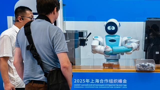 上合组织天津峰会丨新闻中心里的机器人