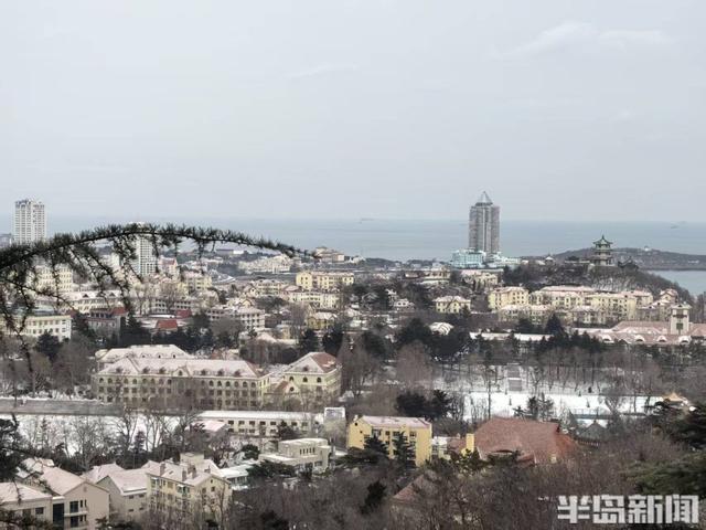 红瓦绿树，白雪皑皑