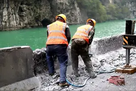 四川乐山金口河区“水上公路”正在修复 预计明年五月恢复通车图片