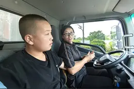 当一位母亲决定带着自闭症孩子去跑车图片