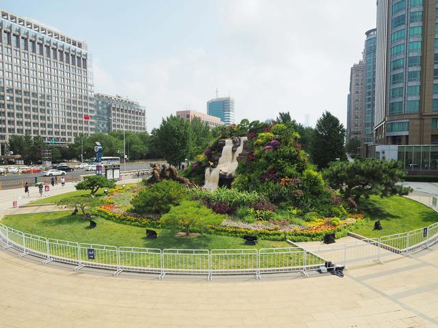纪念抗战胜利80周年主题花坛亮相北京长安街沿线