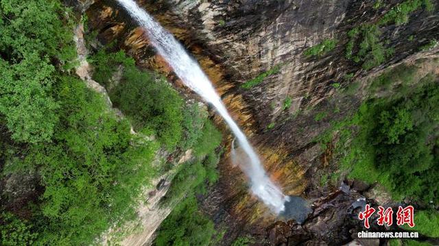 秦岭“飞瀑”壮观迷人 游人入山享清凉