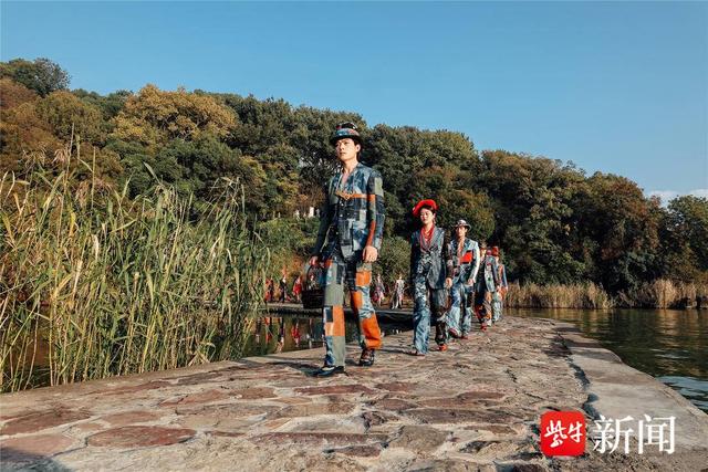 无锡太湖鼋头渚上演铜艺山水秀