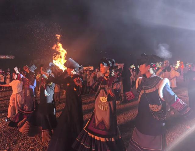 【五彩凉山•夏季清凉】冕宁2025年火把节暨七月原始柴火烧烤节开幕