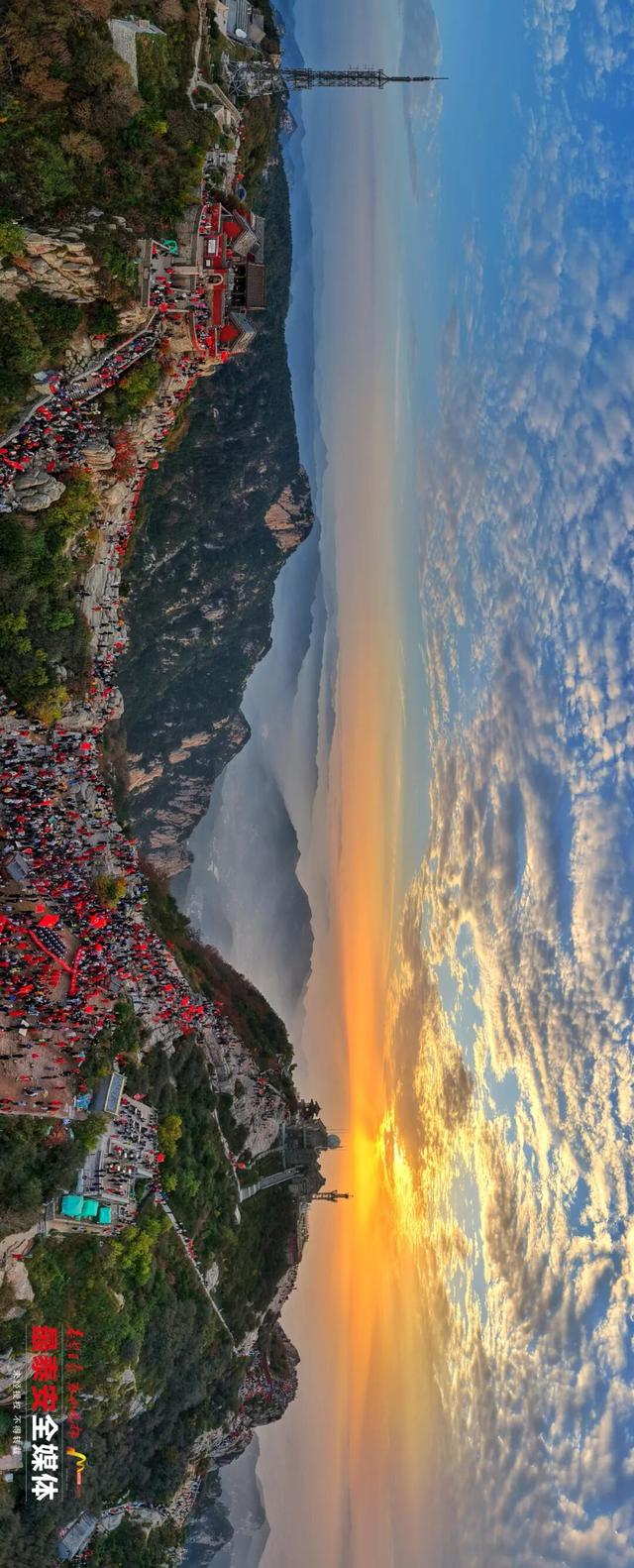 日出泰山，满山尽是中国红！今天，我们在泰安，祝福伟大祖国：繁荣昌盛、国泰民安！