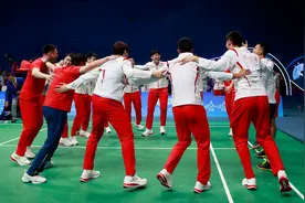 翁泓阳为国羽男团夺冠一锤定音，教练乔斌：他一上场就豁得出去图片