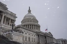 美国众议院通过法案，旨在拘留驱逐犯轻罪的无证移民图片