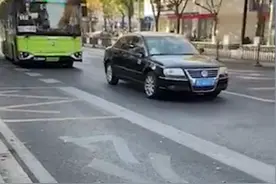 绍兴一公务车故意别停公交车：司机被停职，公司道歉图片