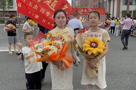 高考结束时，妈妈手捧“985花束”祝福孩子图片